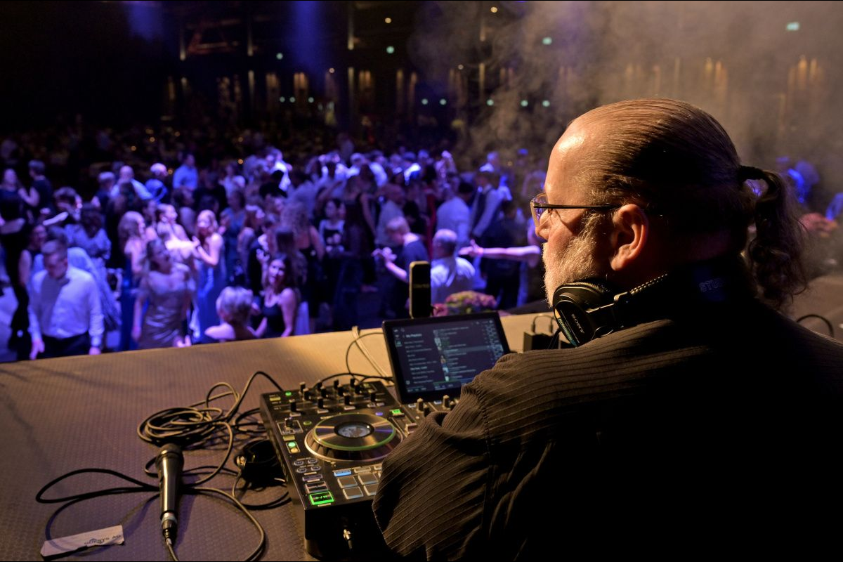 Platzhalter: DJ Sony mit Blick auf Gäste und Veranstaltungsgeschehen