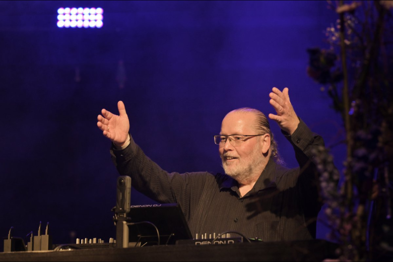DJ Sony begrüßt seine Gäste in violett-blauer Lichtstimmung
